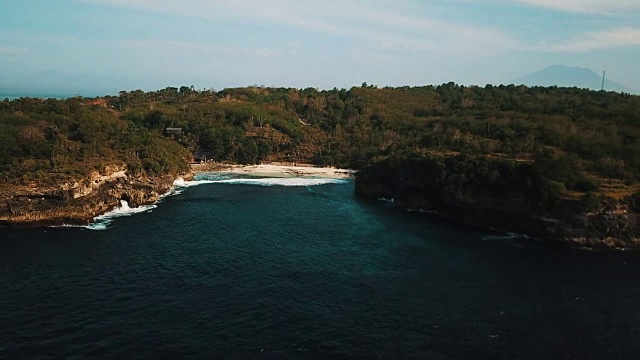 隐藏的热带海滩缩小显示岛屿与火山在距离巴厘岛4K视频素材