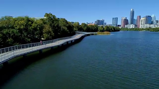 阳光明媚的日子在德克萨斯州的奥斯汀，从湖到天空视频素材