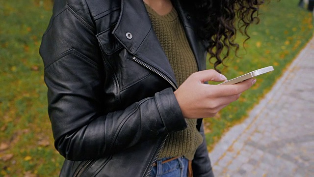 拿着智能手机的陌生女人的手视频素材