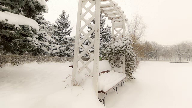 公园的长凳上覆盖着雪视频素材