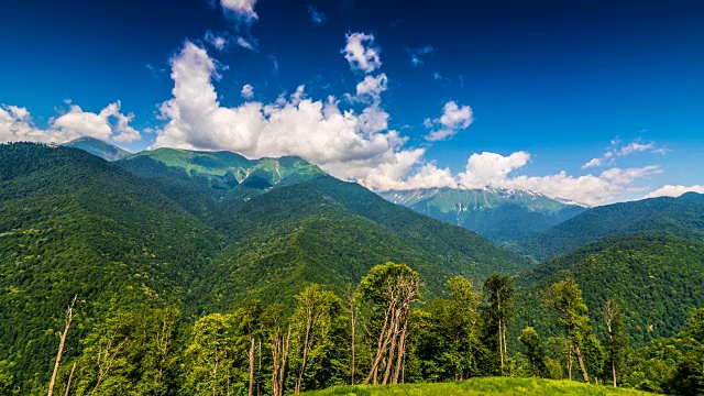 山峦和绿树前景时间流逝视频素材