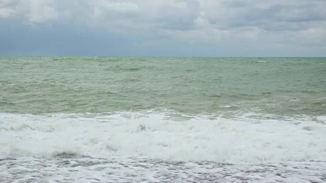 灰绿色的大海里海浪拍打着海岸视频素材