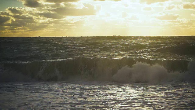 一个大浪慢慢地拍打着海岸视频素材