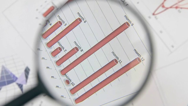 红色图表的旋转。用放大镜特写视频素材