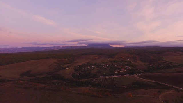 天线:夕阳下丁香山背景下的乡村视频素材