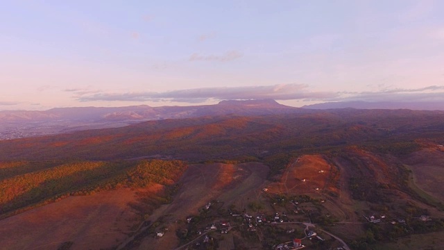 天线:夕阳下丁香山背景下的乡村视频素材