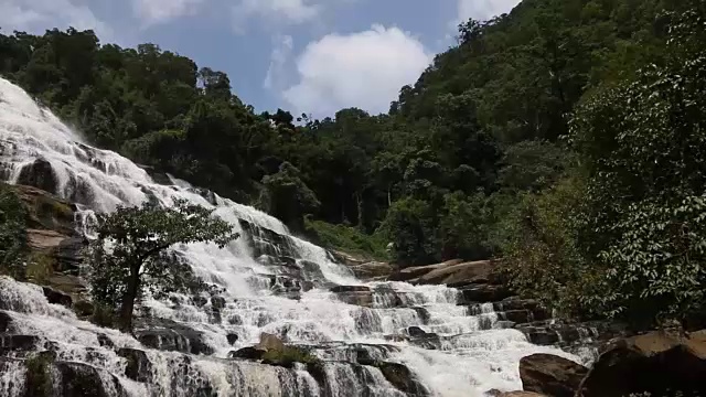 风景优美，瀑布在野外视频素材