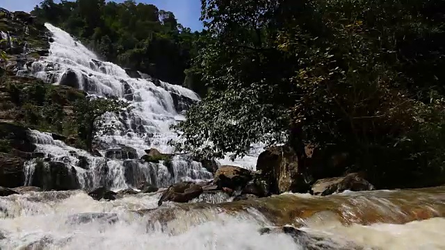 风景优美，瀑布在野外视频素材