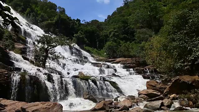 风景优美，瀑布在野外视频素材