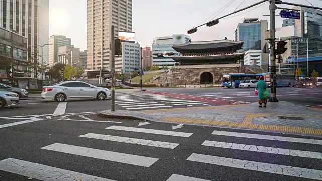 4k延时拍摄南大门(松尼门)道路上的车辆交通视频素材