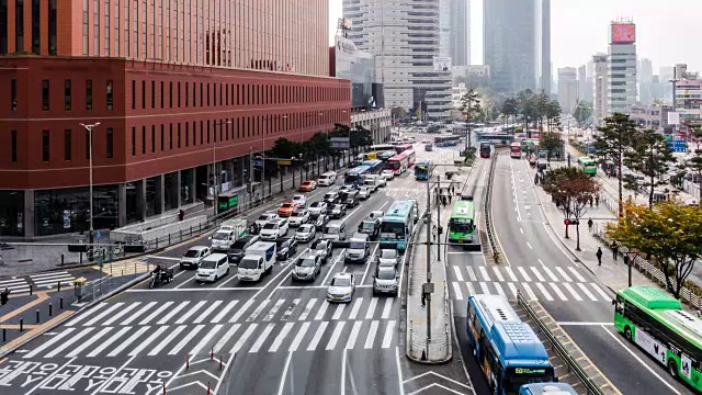 在韩国首尔车站，4k时间的汽车交通和皇冠行人在道路上的人视频素材