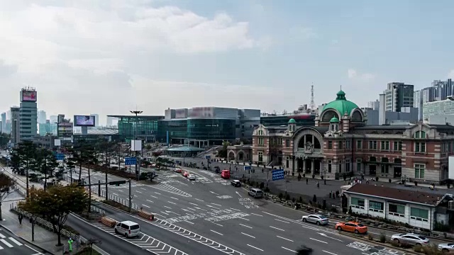 在韩国首尔车站，4k时间的汽车交通和皇冠行人在道路上的人视频素材