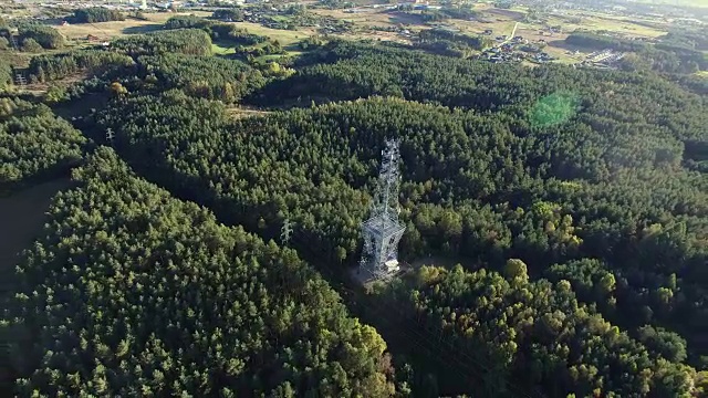 蜂窝塔和森林的天线视频素材