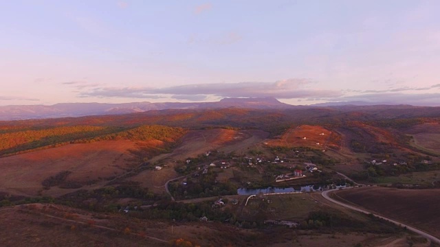 天线:夕阳下丁香山背景下的乡村视频素材