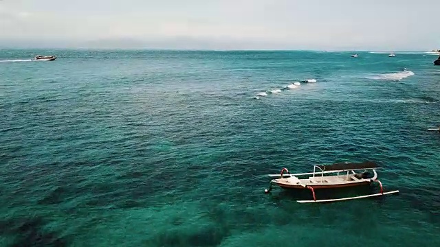 令人惊叹的海水与船通过在热带岛屿4K视频素材