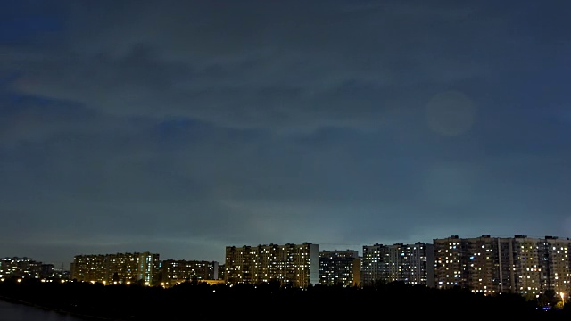 雷雨在夜间掠过公寓楼视频素材