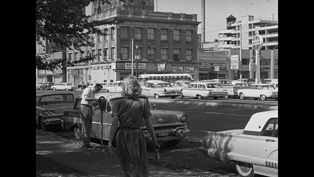 1962年，一名发狂的妇女在城市人行道上奔跑视频素材