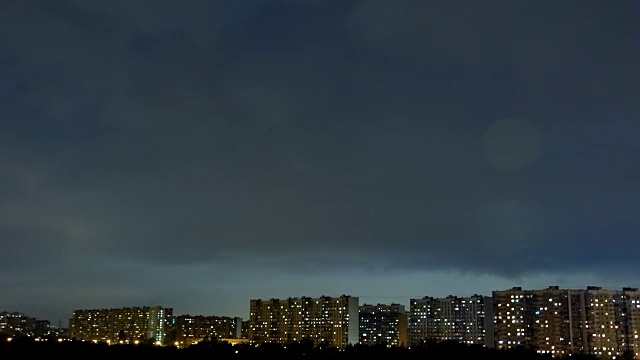 雷雨在夜间掠过公寓楼视频素材