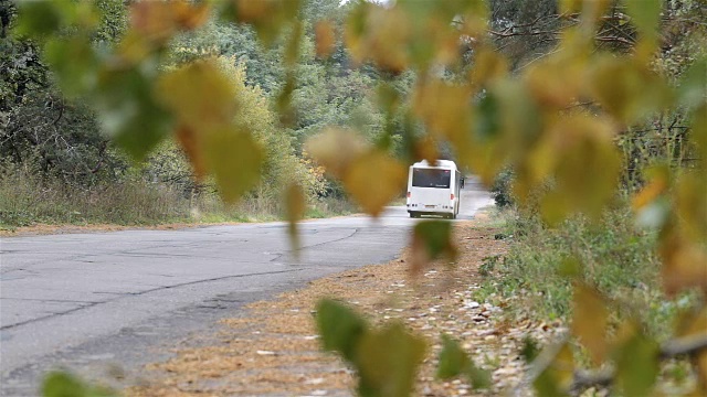 小汽车超过了公共汽车。路上有车辆。视频素材