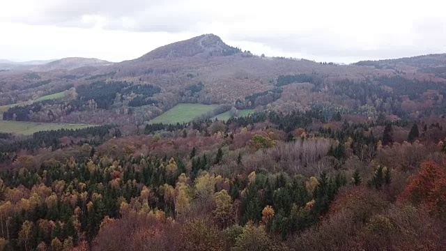 戏剧性天空下的生物保护区的航拍镜头Rhön，德国视频素材