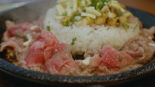 慢动作牛肉辣椒日本饭热盘。视频素材