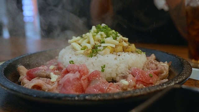 慢动作牛肉辣椒日本饭热盘。视频素材