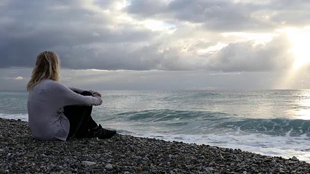 从空旷的海滩眺望大海，日出视频素材