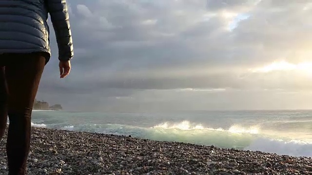 从空旷的海滩眺望大海，日出视频素材