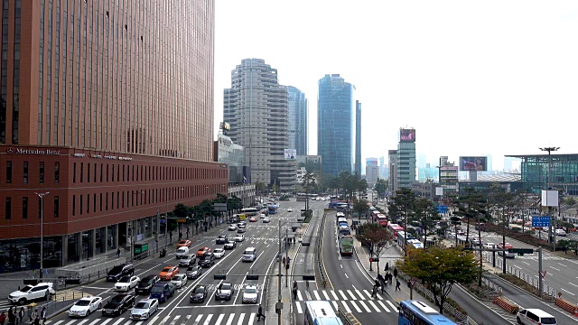 在韩国首尔车站，4k时间的汽车交通和皇冠行人在道路上的人视频素材