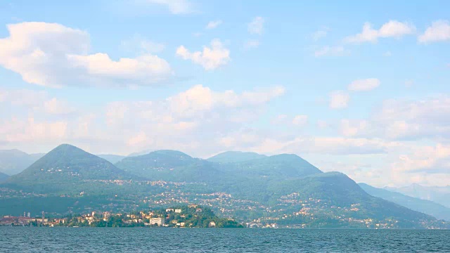 马焦雷湖、阿尔卑斯山和天空。视频素材