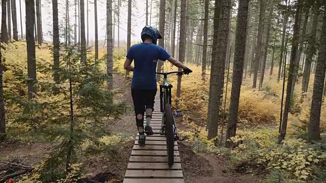 4K SLO MO:山地车在RR上行走他的自行车视频素材