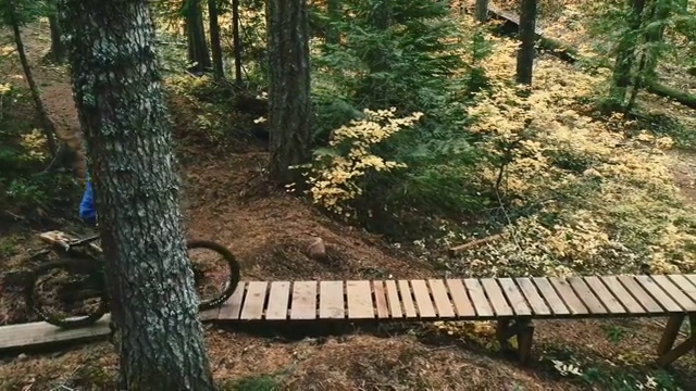 空中SLO MO:侧面拍摄的山地车骑下斜坡视频素材