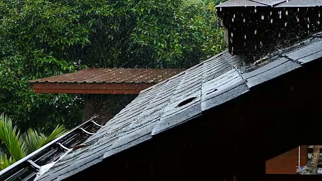 大雨落在屋顶上视频素材