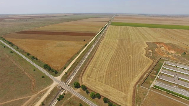 天线:乡村公路和废弃的灌溉系统运河视频素材