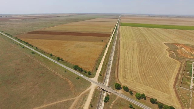 乡村公路和废弃的灌溉系统、航拍录像视频素材