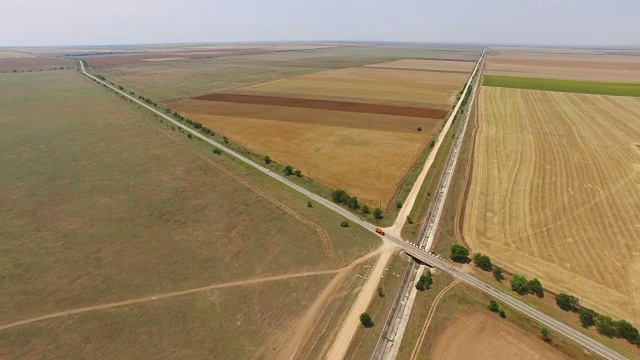 天线:乡村公路和废弃的灌溉系统运河视频素材