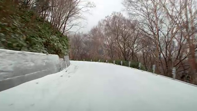 视频驾驶冬天的雪路。在丸鲁克湖附近的志贺高原292号公路。视频素材