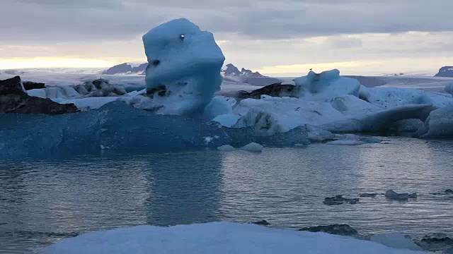 冰岛冰湖Jokulsarlon的黄昏视频素材