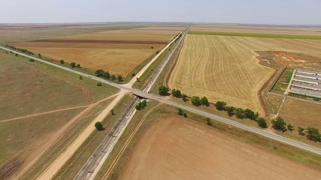 天线:乡村公路和废弃的灌溉系统运河视频素材