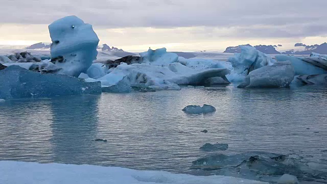 冰川湖Jokulsarlon中的漂浮冰山视频素材