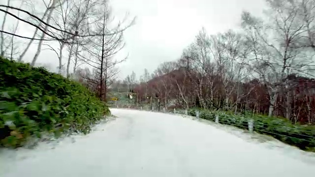 视频驾驶冬天的雪路。横田山附近志贺高原292号公路。视频素材