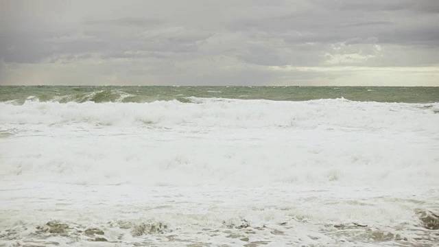 乌云下暴风雨的海洋视频素材