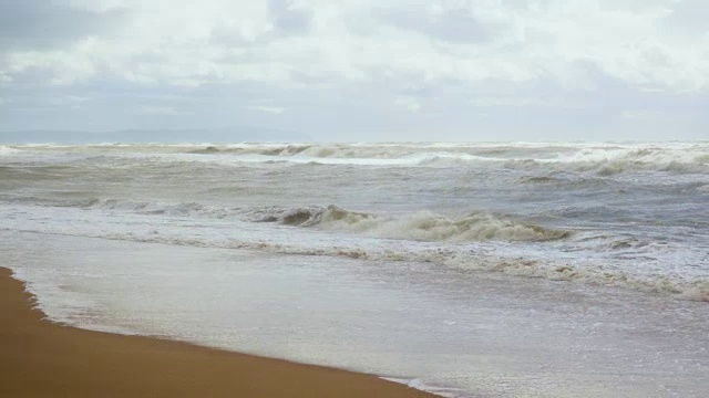 在沙滩上的暴风雨视频素材