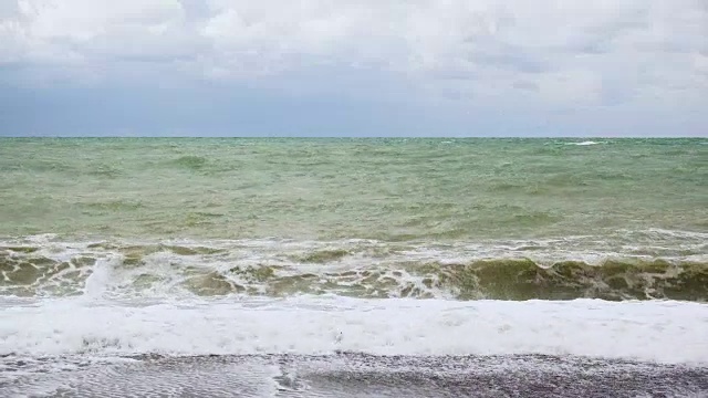 惊涛骇浪涌向海岸视频素材