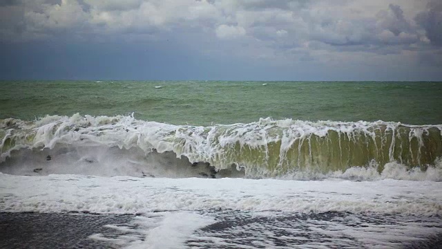 海岸上的波浪慢慢地增强了视频素材