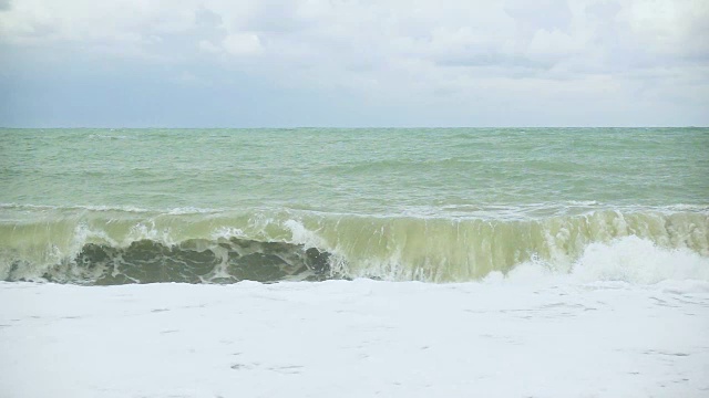 浪花从岸边缓缓地拍打下一波视频素材