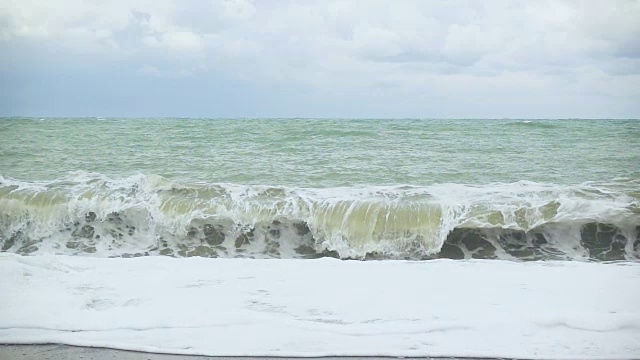 浪花卷起卵石滩，慢悠悠视频素材