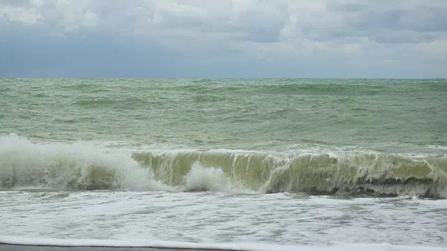 波涛汹涌的大海中的小浪视频素材