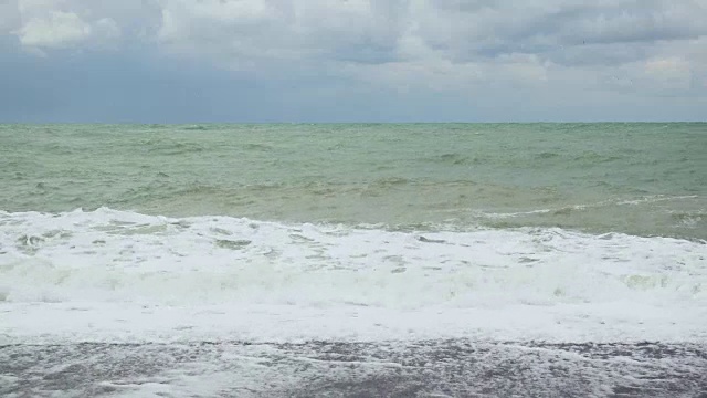 海浪拍打着海岸，溅起水花和泡沫视频素材