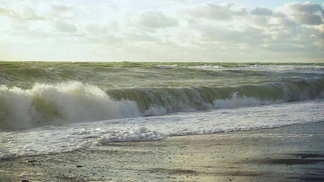 慢镜头中，暴风雨中的海浪拍打着海岸视频素材